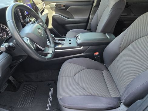 Used 2023 Toyota Highlander LE FWD image 8