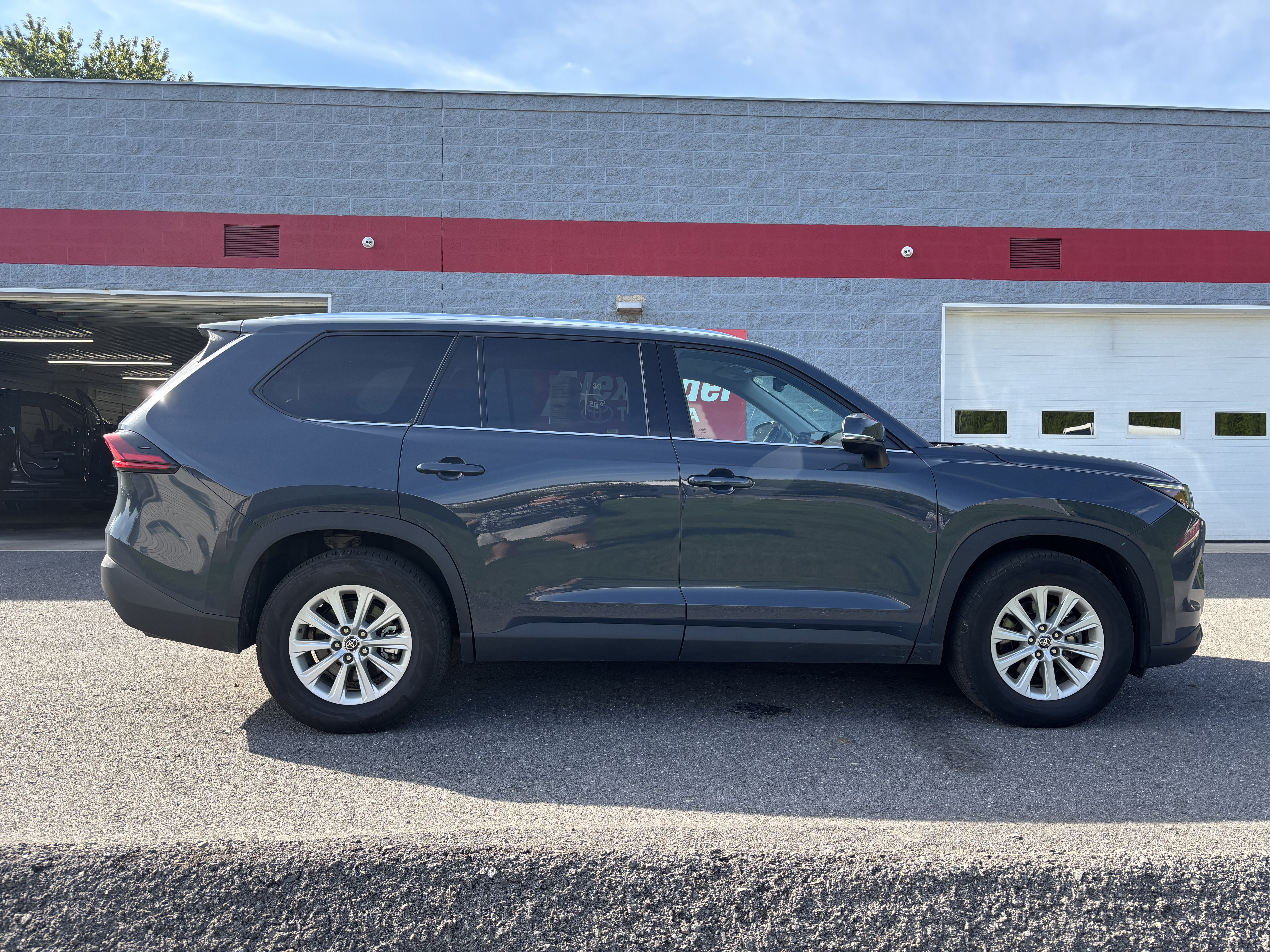Used 2025 Toyota Grand Highlander AWD image 2
