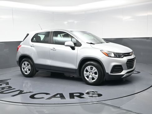Used 2019 Chevrolet Trax LS image 2