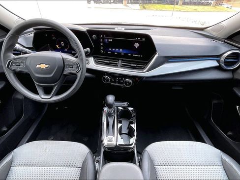 Used 2025 Chevrolet Trax LT FWD image 15