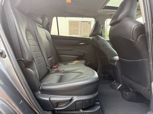 Used 2020 Toyota Highlander XLE AWD/4WD image 18