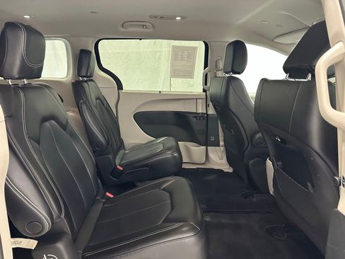 Used 2023 Chrysler Pacifica Touring-L image 57
