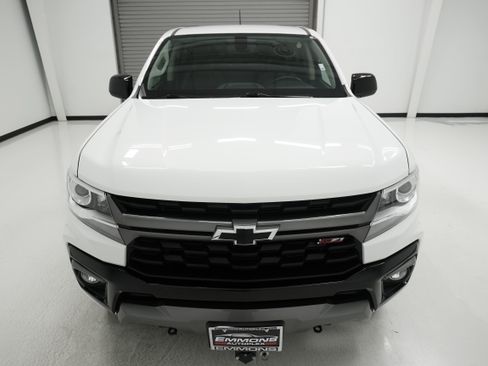 Used 2022 Chevrolet Colorado Z71 AWD/4WD image 2