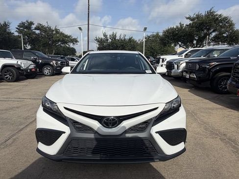 Used 2022 Toyota Camry SE w/ Convenience Package FWD image 2