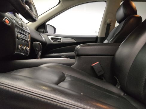 Used 2018 Nissan Pathfinder SL AWD/4WD image 17