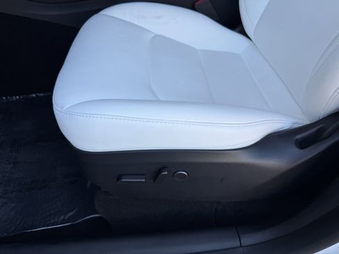 Used 2024 Tesla Model Y 2WD image 33