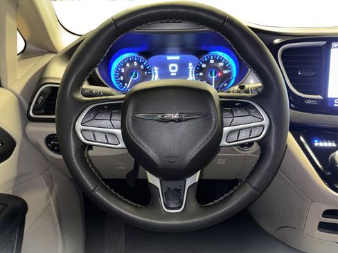 Used 2024 Chrysler Pacifica Touring-L image 16