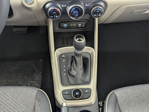New 2025 Hyundai Venue Limited image 21