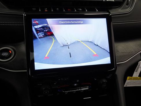 Certified 2025 Jeep Grand Cherokee Limited AWD/4WD image 34