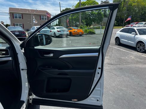 Used 2017 Toyota Highlander XLE image 21