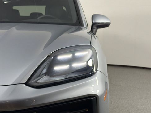 Used 2025 Porsche Cayenne Coupe AWD/4WD image 15