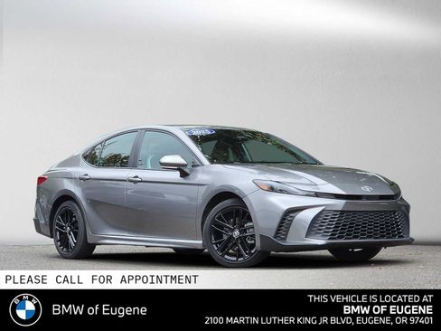 Used 2025 Toyota Camry SE FWD image 1