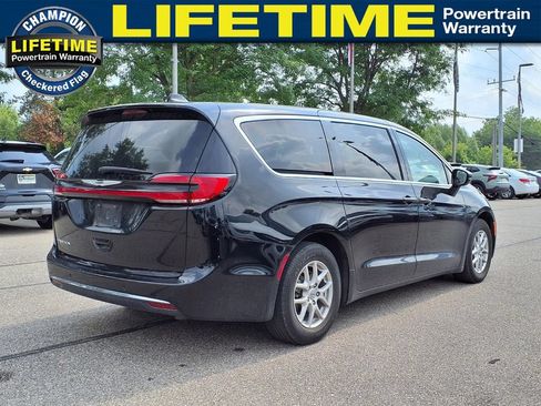 Used 2024 Chrysler Pacifica Touring-L FWD image 5