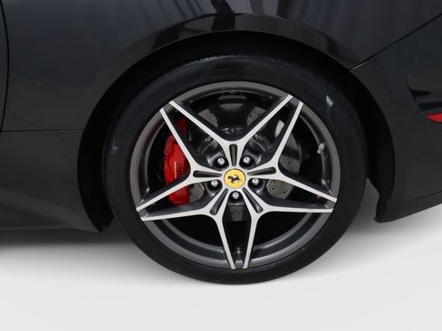 Used 2016 Ferrari California T RWD image 18