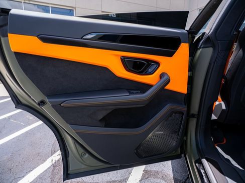 Used 2025 Lamborghini Urus SE AWD/4WD image 48