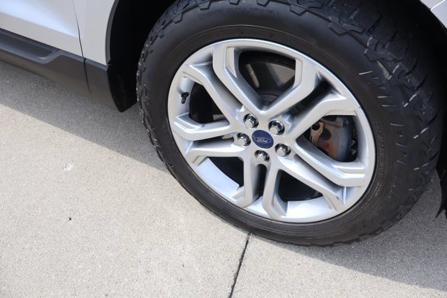 Used 2017 Ford Edge Titanium w/ Technology Package AWD/4WD image 8