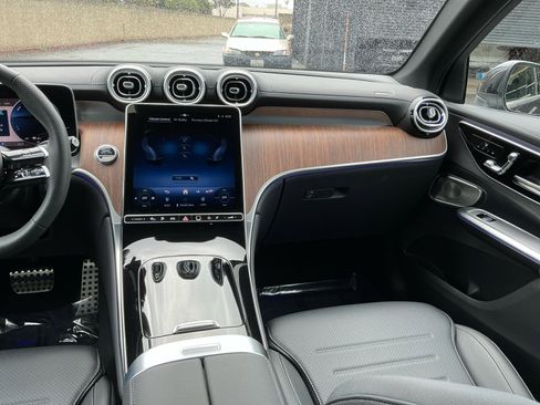 Used 2025 Mercedes-Benz GLC 350e 4MATIC image 16