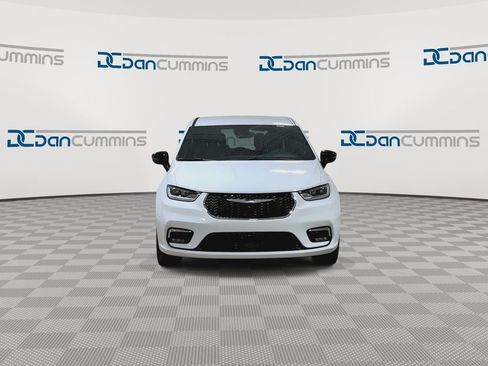 New 2026 Chrysler Pacifica Select AWD/4WD image 3