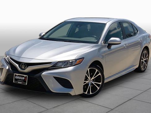 Used 2020 Toyota Camry SE FWD image 1