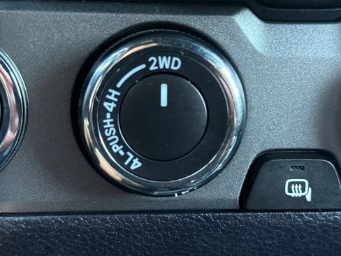 Used 2017 Toyota Tacoma TRD Off-Road w/ Premium & Technology Package AWD/4WD image 30