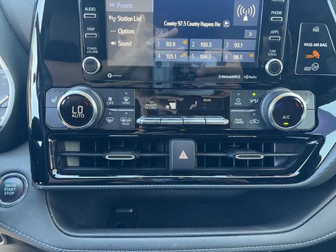 Used 2022 Toyota Highlander XSE FWD image 17