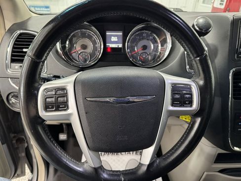 Used 2014 Chrysler Town & Country Touring image 7