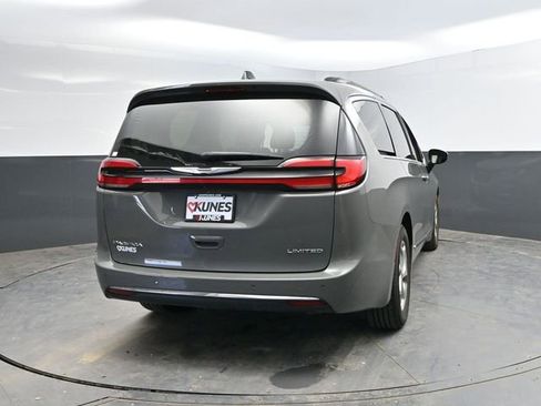 Used 2023 Chrysler Pacifica Limited FWD image 9