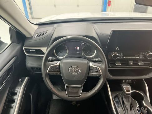 Used 2025 Toyota Highlander LE AWD/4WD image 11