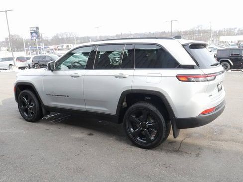 New 2025 Jeep Grand Cherokee Altitude AWD/4WD image 8