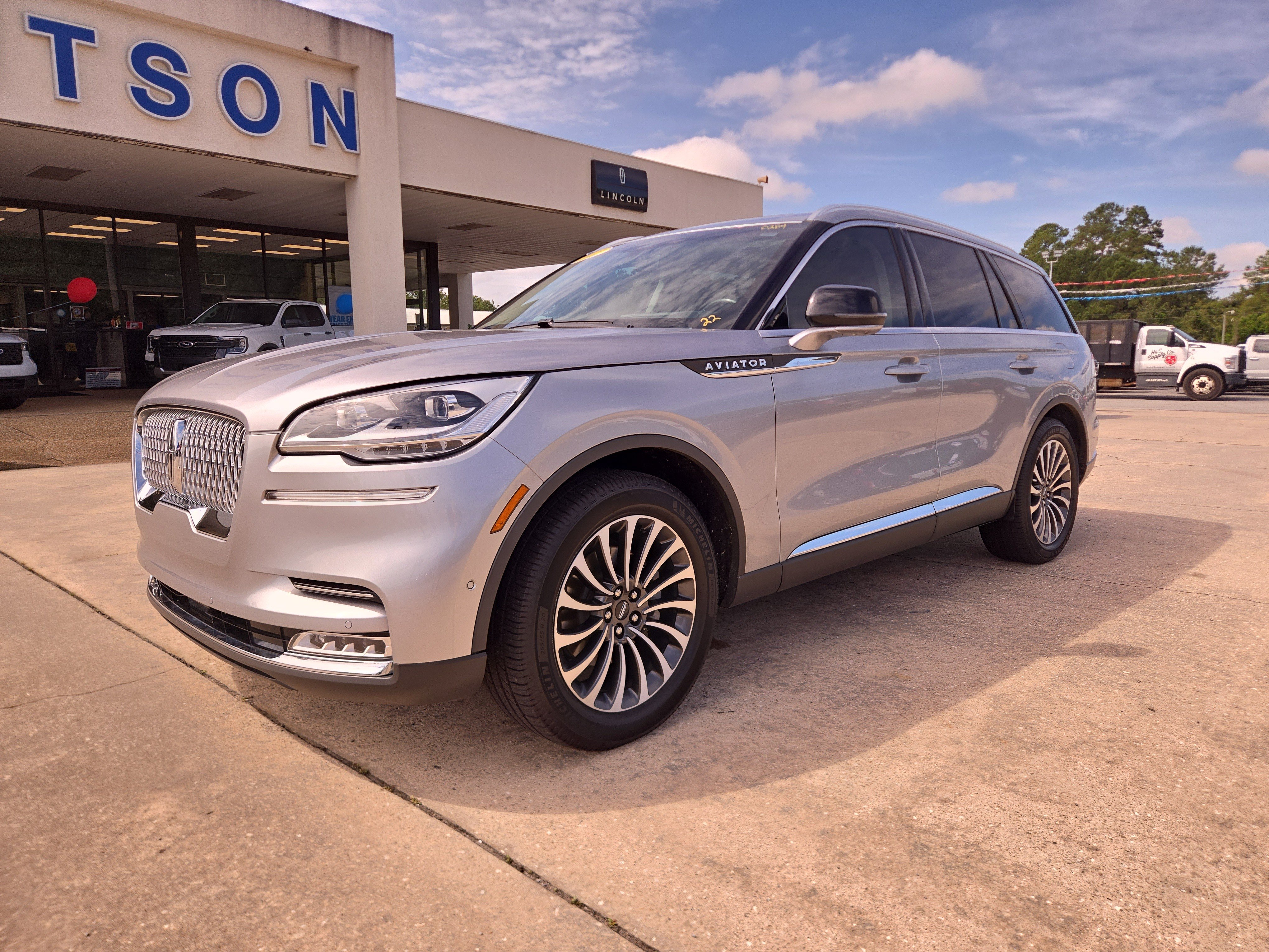 Used 2022 Lincoln Aviator Reserve w/ Equipment Group 201A RWD image 2