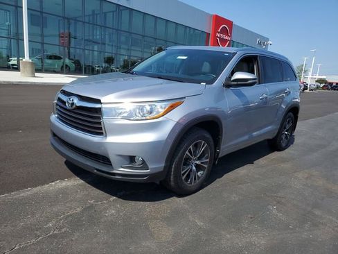 Used 2016 Toyota Highlander XLE AWD/4WD image 2
