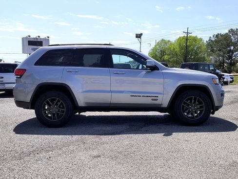 Used 2016 Jeep Grand Cherokee Laredo 75th Anniversary image 9