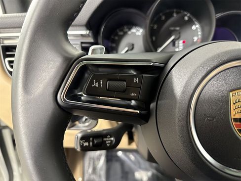 Certified 2025 Porsche Macan image 38