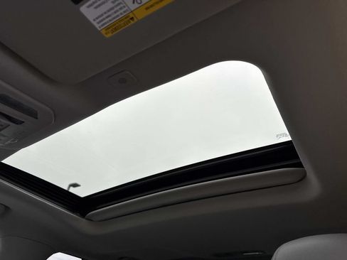 Used 2023 Toyota Highlander XLE FWD image 19