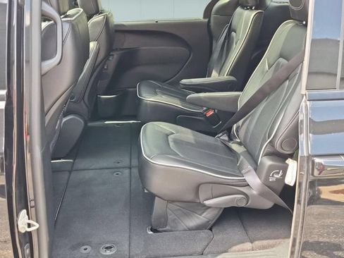 Certified 2025 Chrysler Pacifica Limited FWD image 27