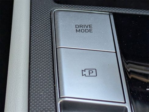 Used 2023 Hyundai Elantra Limited image 23