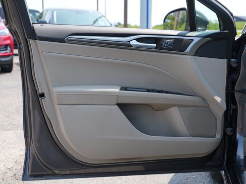 Used 2018 Ford Fusion SE w/ Fusion SE Technology Package FWD image 16