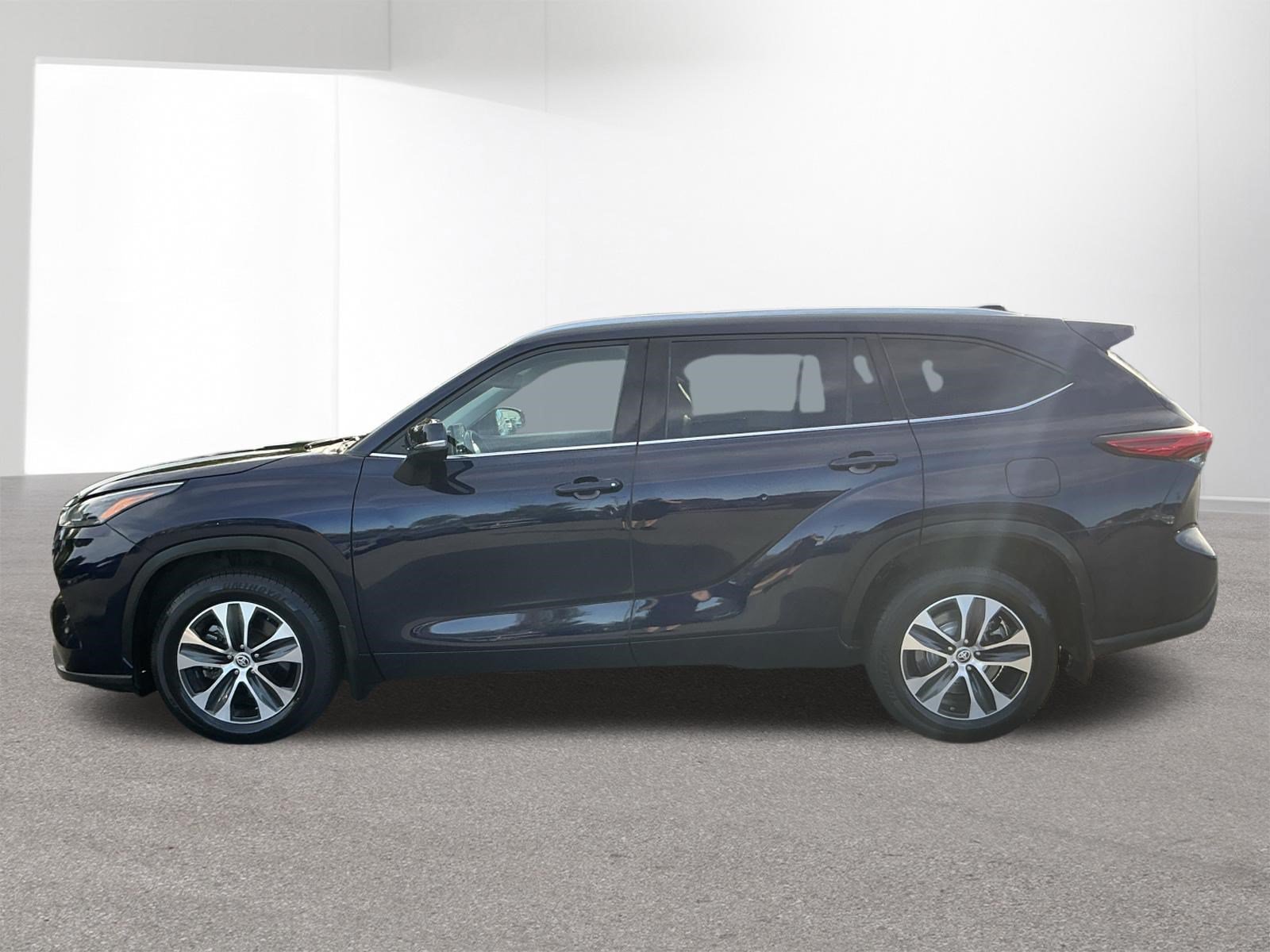 Used 2021 Toyota Highlander XLE AWD/4WD image 7