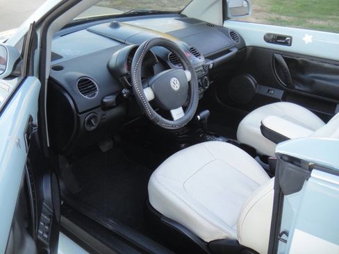 Used 2010 Volkswagen Beetle Final Edition image 5