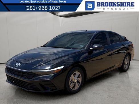 Used 2025 Hyundai Elantra SE FWD image 1
