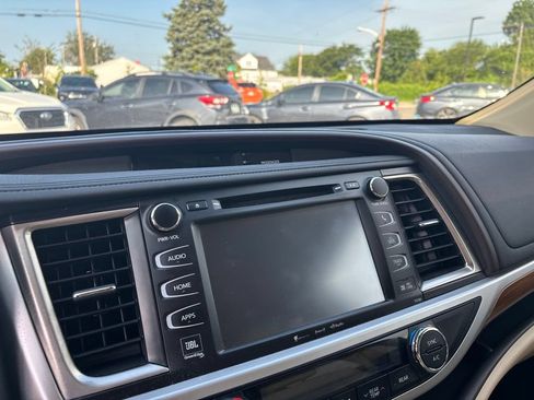 Used 2018 Toyota Highlander Limited FWD image 10