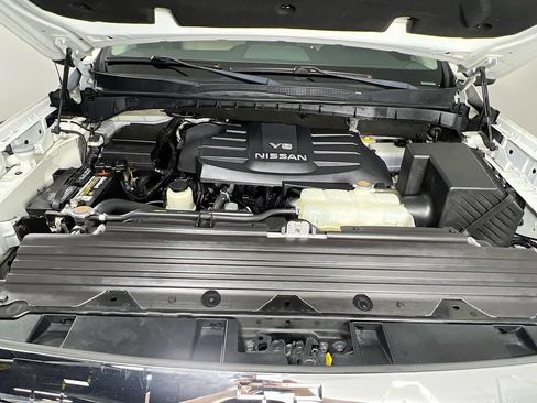 Used 2018 Nissan Titan SL w/ Chrome Package AWD/4WD image 30