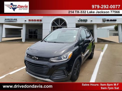 Used 2018 Chevrolet Trax LT w/ Sun & Sound Package FWD image 1