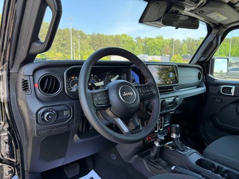Used 2025 Jeep Wrangler Unlimited Rubicon AWD/4WD image 15