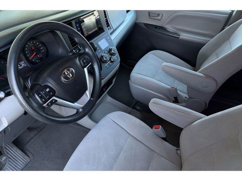 Used 2015 Toyota Sienna L FWD image 10