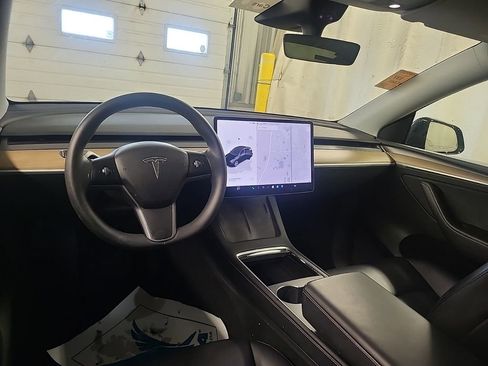 Used 2022 Tesla Model Y Long Range image 3