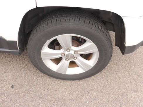 Used 2014 Jeep Patriot Latitude AWD/4WD image 9