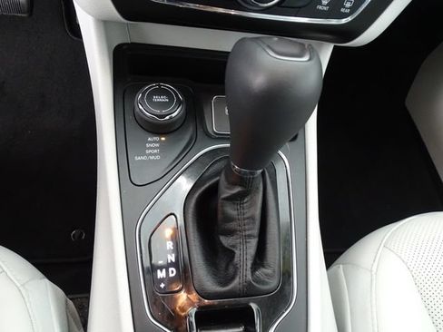 Used 2019 Jeep Cherokee Limited AWD/4WD image 11