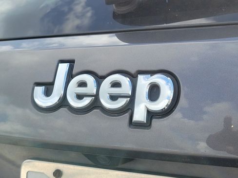 Used 2019 Jeep Grand Cherokee Laredo w/ Laredo X Package RWD image 9
