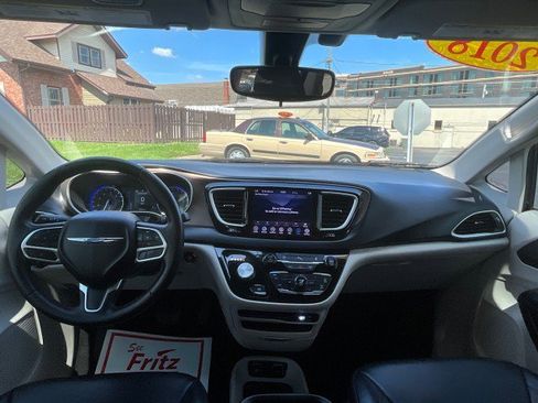 Used 2018 Chrysler Pacifica Touring-L FWD image 9